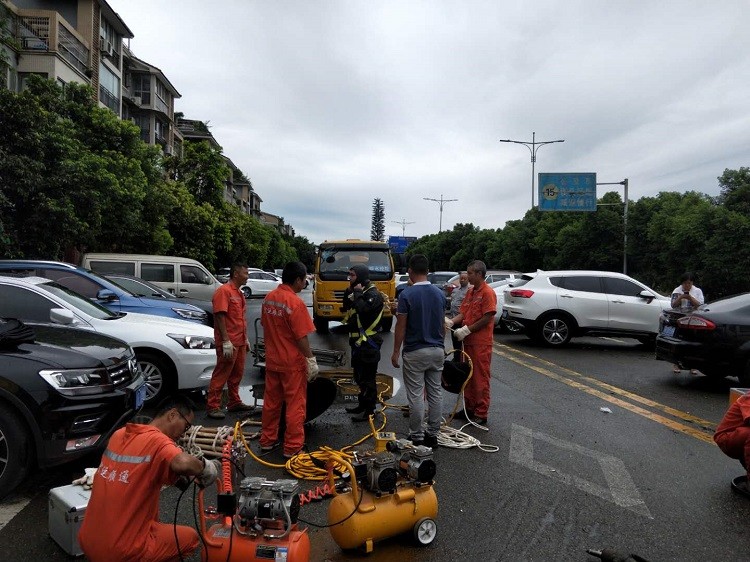 兩位年青人得心應(yīng)手地操作著掌管面板2021年6月23日(圖2)