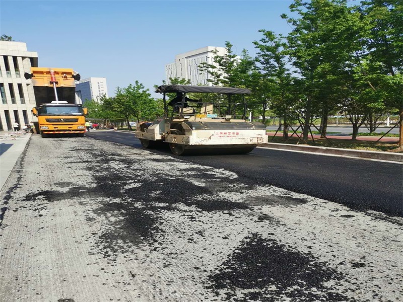 上海松江公路沥青路面,专业修复路面施工裂缝,麻窝,凹坑及破碎,沥青