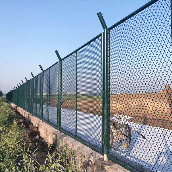 构造而成的云南公路护栏网产品就应该实质性的考虑选择所要防护的对象