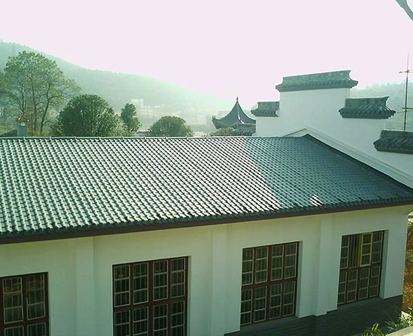 而是华而有实,树脂瓦作为新型的绿色环保屋面建筑材料,要比彩钢瓦耐用