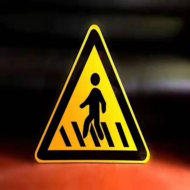 清扫标志:在公路指示牌和步行禁止标志附近的道路两侧施工设置.