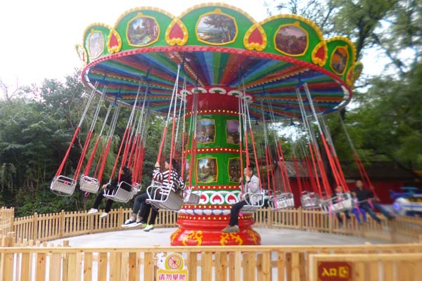 郑州航天游乐设备制造有限公司设计生产的旋转飞椅游乐设备,造型华丽