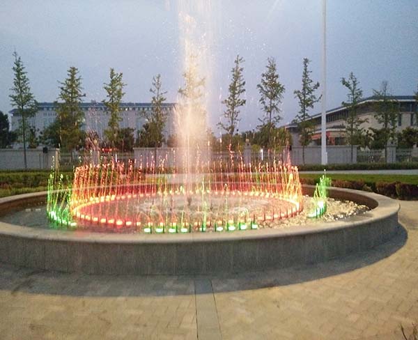 该喷泉采用喷泉分期景观评价体系,建筑造型控制系统和动态美化系统,更