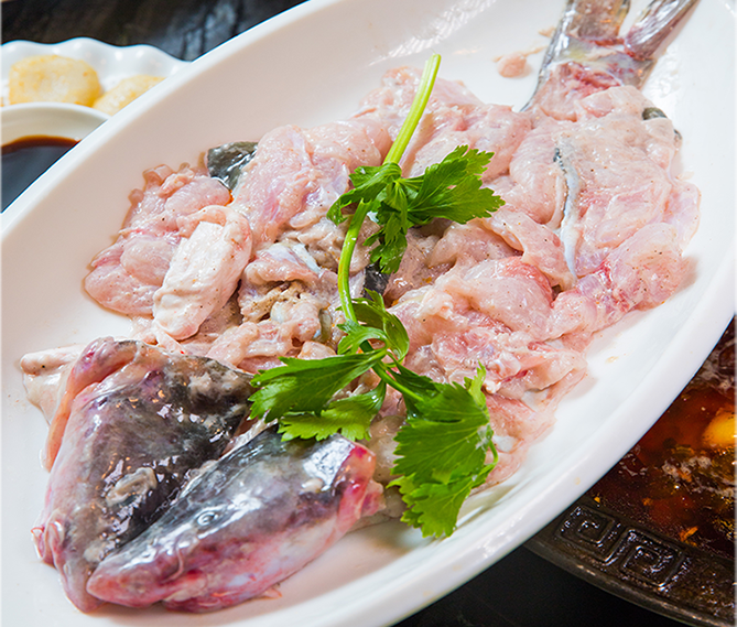 鱼火锅烤鱼排一般来说都是用乳猪肉腌制而成,用鱼冻的鱼肉滋味鲜美,吃