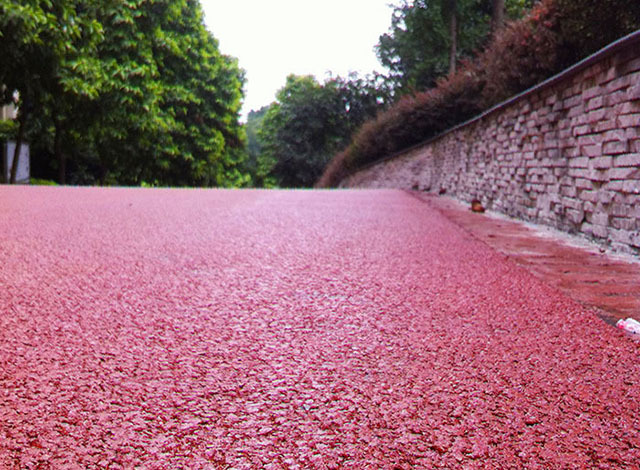 所谓彩色混凝土透水地坪就是在建筑物的外表面,再加入一层彩色透水