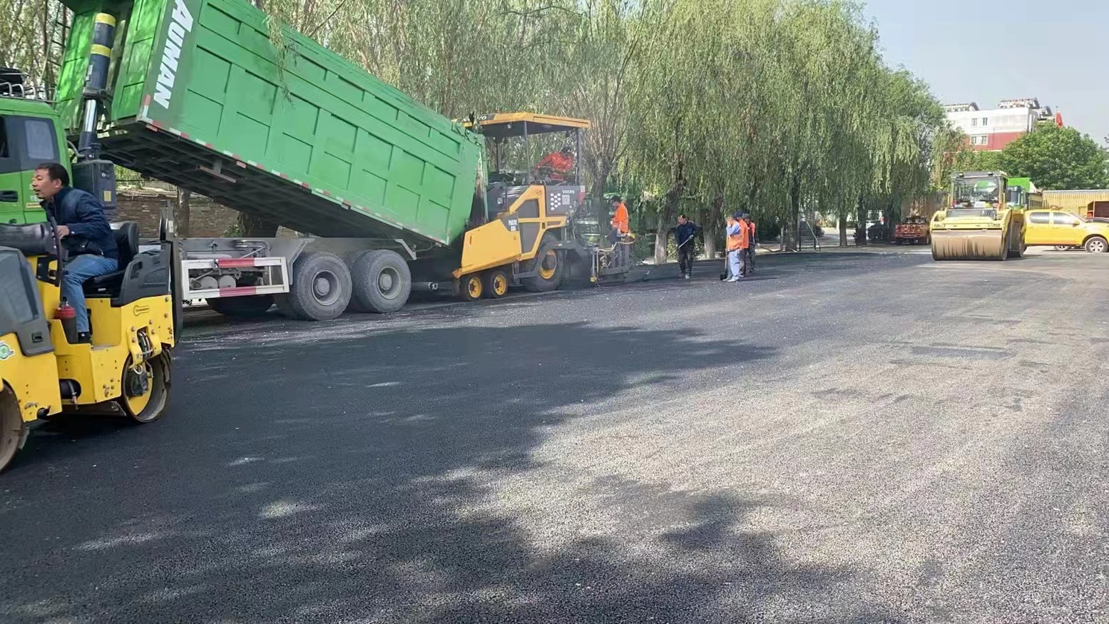 水泥路面为刚性路面,沥青路面为柔性路面.