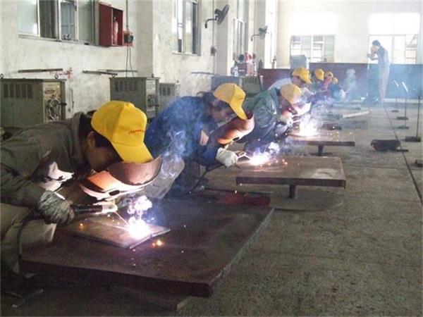 鹤壁电焊学校在哪学习比较好-郑州发达技术学校