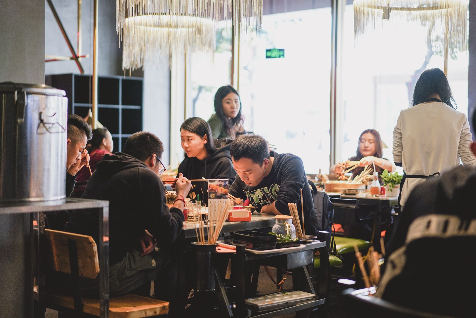 成都签王之王餐饮管理有限公司为您介绍串串香门店加盟需要投资多少钱