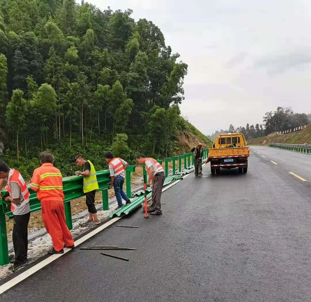 公路护栏板施工图片